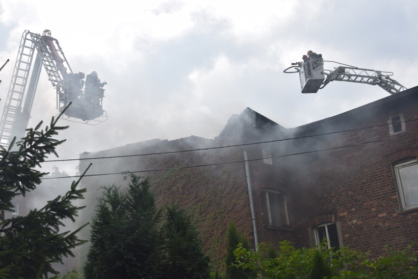 Gaszenie pożaru w kamienicy przy Bluszcza w Mikołowie