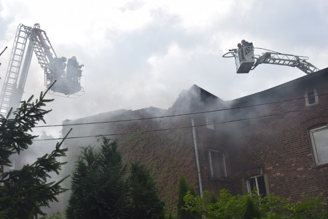 Gaszenie pożaru w kamienicy przy Bluszcza w Mikołowie