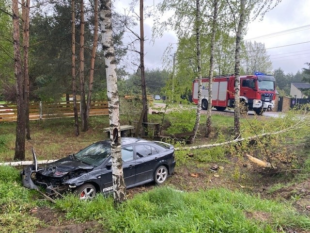 W Nowej Dębowej Woli mazda zjechała z drogi i uderzyła w drzewo