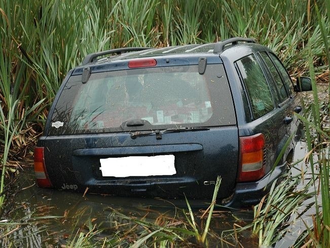 Pogranicznicy znaleźli samochód w bagnie