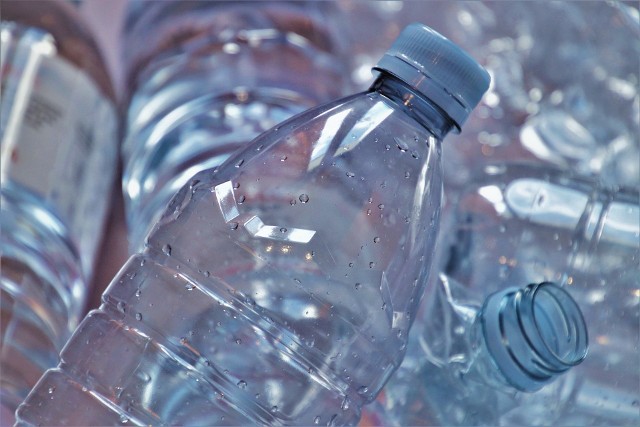 Naukowcy przestrzegają przed piciem wody z butelek, chociaż woda z kranu też nie jest wolna od plastikowych cząsteczek.