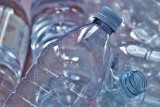 Cząstki mikroplastiku przenikają do mózgu? Naukowcy przestrzegają przed piciem wody z plastikowych butelek. Czy woda z kranu jest lepsza?