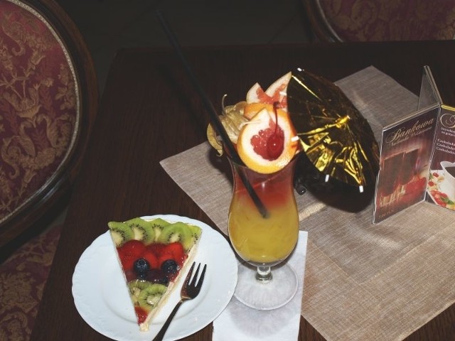 Kawiarnia Bankowa poleca na lato kolorowy drink &#8222;Sex on the Beach&#8221; oraz nowość &#8211; tartę z owocami.