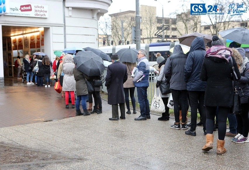 Ogromne kolejki po pączki. Szczecinianie stoją nawet pół godziny po słodkości 