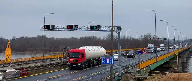 Na moście w Zakroczymiu w ciągu drogi ekspresowej S7 wyłączona z ruchu została jezdnia w kierunku Gdańska. Kierowcy będą teraz korzystać z sąsiedniej trzypasowej jezdni o zmiennych (regulowanych) kierunkach jazdy. Na wyłączonej jezdni rozpoczyna się jej przebudowa.