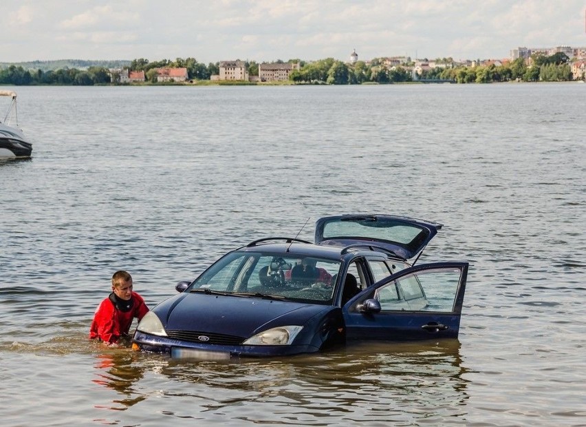 Ełk: Auto wjechało na plaży do jeziora Ełckiego 20.07.2019 (zdjęcia)