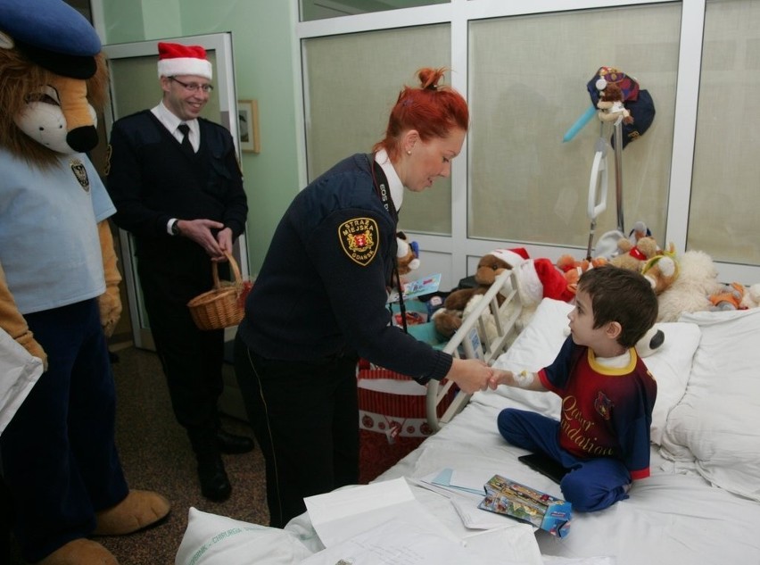 Mikołajowie ustawiali się w kolejce do chorego Kubusia w szpitalu w Gdańsku [ZDJĘCIA]
