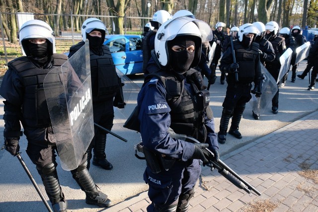 Meczom JKS-u Jarosław z Polonią Przemyśl zawsze towarzyszą dodatkowe emocje. Do zabezpieczenia sobotniego meczu w Jarosławiu zadysponowano sporo policjantów. Byli także funkcjonariusze z psami i na koniach.Zobacz także: Kibice Polonii potraktowani gazem pieprzowym [FOTO, WIDEO]JKS przegrał z Polonią Przemyśl 1:2 [ZDJĘCIA, KIBICE]