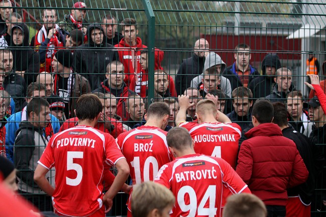 Sytuacja Widzewa po każdym meczu robi się coraz trudniejsza. Łodzianie przegrywają mecz za meczem, a do tego, z powodu konfliktu z władzami klubu, na stadionie pojawia się jedynie garstka kibiców