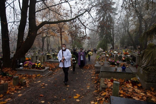 W październiku 2020 r. USC w Nowej Soli zarejestrował 75 zgonów, w listopadzie już 125. Na cmentarzach w Nowej Soli odbyło się w listopadzie 68 pogrzebów, zwykle w ciągu miesiąca jest ok. 30-40.
