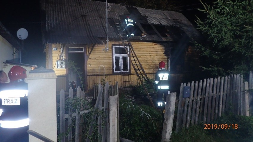 Pożar drewnianego domu w Starachowicach. Nie żyje jedna osoba