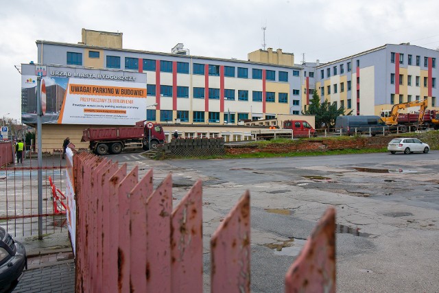 Prace przy parkingu w centrum Bydgoszczy powoli ruszają.