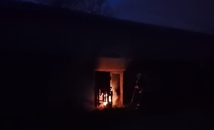 Pożar wybuchł o godzinie 4.30 nad ranem. W akcji...