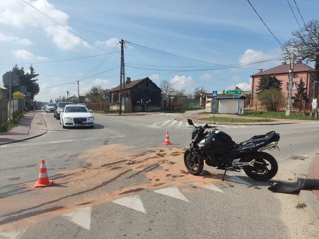 Wypadek w Mieronicach, motocykl zderzył się z samochodem osobowym.