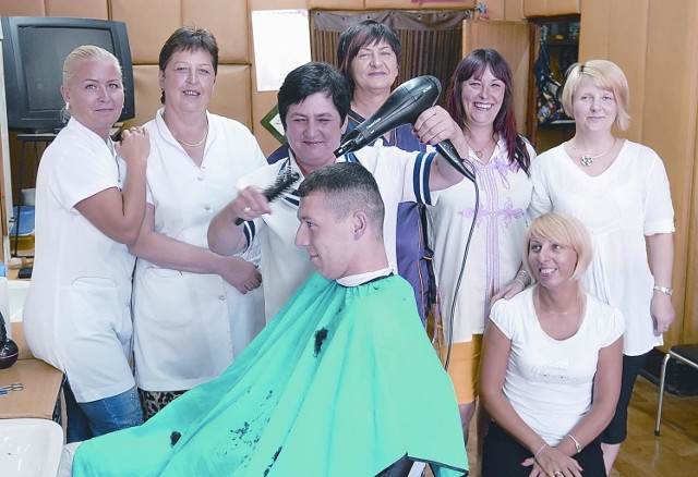 Od lewej panie fryzjerki: Małgorzata, Katarzyna, Elżbieta, Maria, Agata, Magdalena i Renata wraz ze stałym klientem panem Radosławem