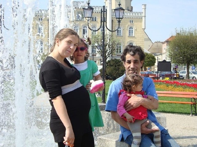 - Jest tu naprawdę ładnie, a dzieciom szczególnie podoba się nowa fontanna - mówi Nahed Abu Louz, który przyjechał tu ze Sławy, z żoną Dominiką i małymi córeczkami Julią i Sarą. (fot. Michał Kurowicki)