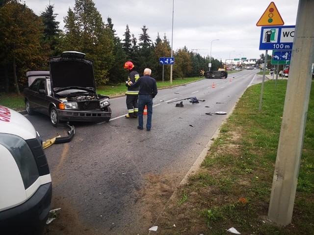 Przed godziną 14 doszło do zderzenia dwóch aut osobowych na rondzie Maczka w Bydgoszczy.