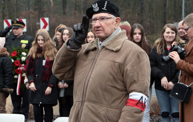 Dzisiaj (piątek) obchodzimy 78. rocznicę powstania Armii Krajowej. Z tej okazji członkowie grudziądzkiego oddziału Światowego Związku Żołnierzy Armii Krajowej wraz z młodzieżą i przedstawicielami władz miasta wzięli udział w skromnej uroczystości przy pomniku gen. Tadeusza Bora - Komorowskiego w Grudziądzu. Podczas uroczystości medalami pamiątkowymi z zasługi dla Światowego Związku Żołnierzy Armii Krajowej uhonorowani zostali Joanna Piątkowska i Paweł Wójcik.