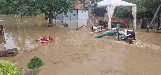 Niedzielne opady deszczu przyniosły straty niemal w całym województwie. Miasta Śląska i Zagłębia borykały się z zalanymi ulicami, gminy wiejskie w północnej części województwa z podtopieniami posesji prywatnych. Zobacz kolejne zdjęcia. Przesuwaj zdjęcia w prawo - naciśnij strzałkę lub przycisk NASTĘPNE