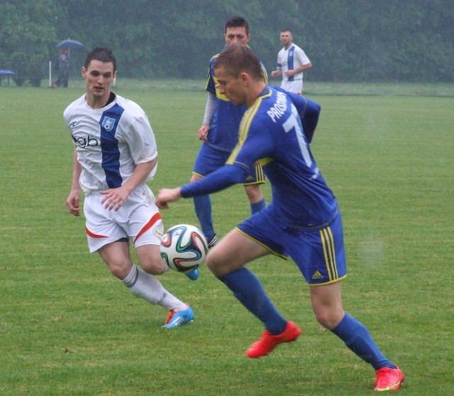 Mariusz Piskorek (Niwa, w białej koszulce) w pojedynku z Michałem Bździułą (przy piłce).