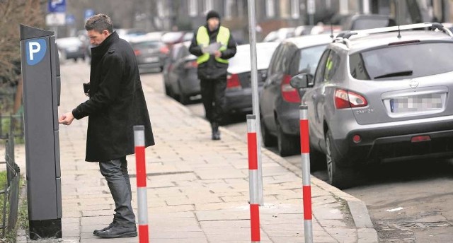 Obecnie godzina parkowania w strefie kosztuje 3 zł. Jeżeli zmienią się przepisy opłaty mogą być wyższe