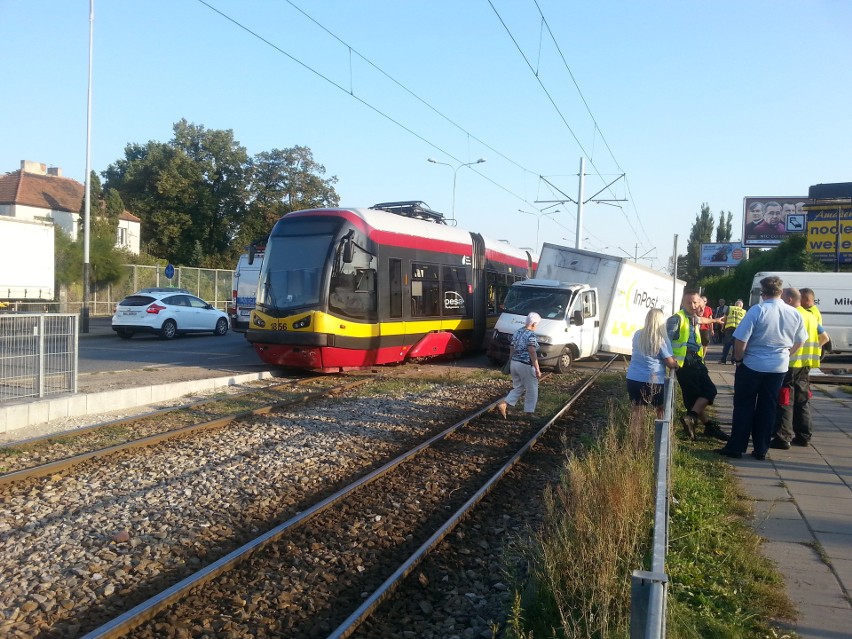 Zderzenie auta dostawczego z tramwajem! Do wypadku doszło na ul. Zgierskiej [zdjęcia]