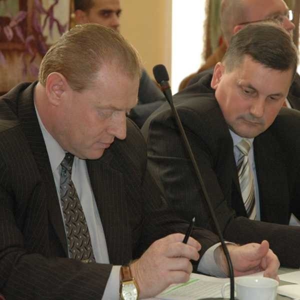 Janusz Wójcik (z lewej) z funkcji przewodniczącego komisji rewizyjnej zrezygnował sam, a Jana Stepkowskiego z szefowania komisji rolnictwa odwołali klubowi koledzy.