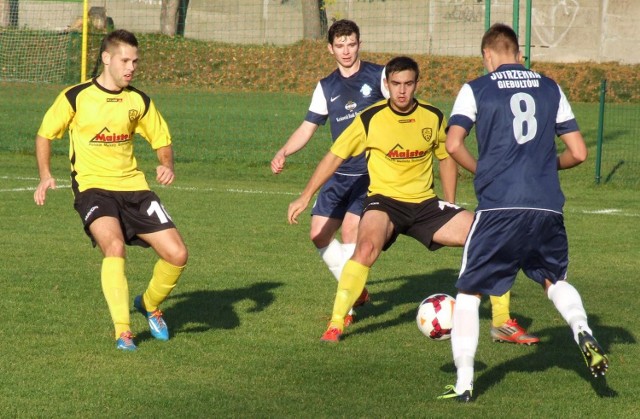 Piłkarze MKS Trzebinia-Siersza (w żółtych strojach) nie stracili szans na triumf w IV lidze