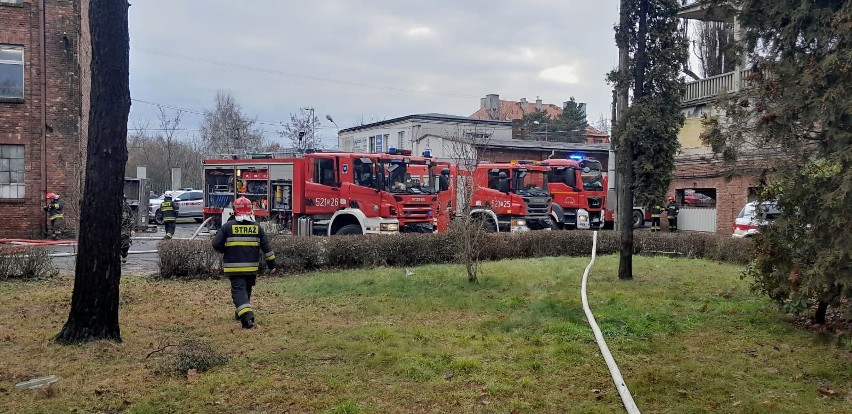 W Mysłowicach płoną magazyny przy ul. Dworcowej.