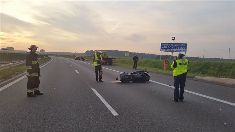 Motocyklista najechał na tył ciężarówki.