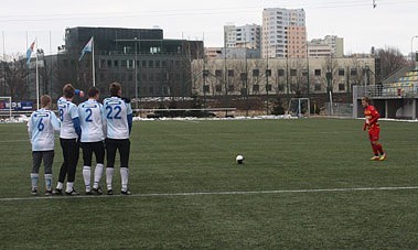 Grzegorz Arłukowicz (z prawej) przymierza się do wykonania rzutu wolnego, po którym padnie gol na 2:0 dla Jagiellonii w meczu z Bałtykiem Gdynia