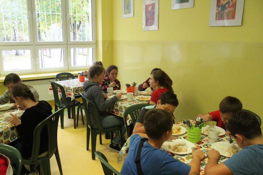 Uczniowie nie dojadają przez zbyt krótkie przerwy obiadowe w szkole