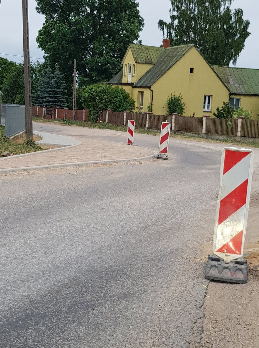 Gmina Jasionówka. Trwa budowa drogi, nowy chodnik budzi wielkie emocje. "Tędy nie da się normalnie przejść" (zdjęcia)