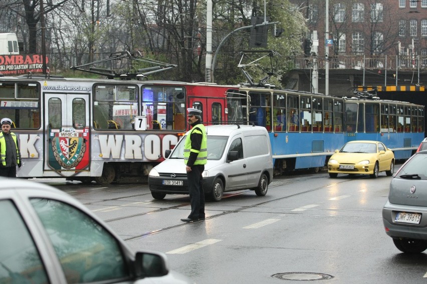 Wypadek tramwajowy na pl. Powstańców Wielkopolskich....