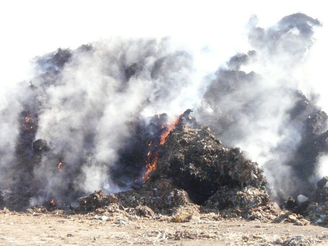 Pożar ogromnej pryzmy odpadów wciąż nie daje odpocząć strażakom.