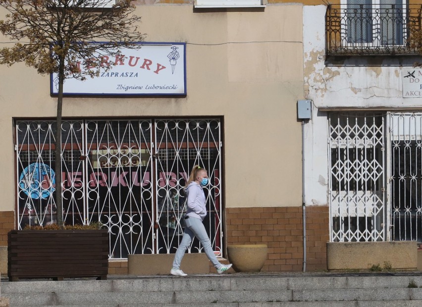 Koronawirus w Grójcu. Mieszkańcy miasta chodzą w maseczkach ochronnych. Zobaczcie zdjęcia