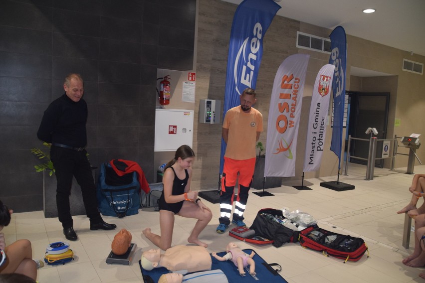 Na basenie w Połańcu uczyli się jak poprawnie udzielić pierwszej pomocy (ZDJĘCIA)