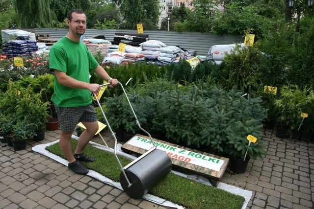 Piotr Gorzelak z kieleckiego Agrocentrum prezentuje walec do wyrównywania trawników.