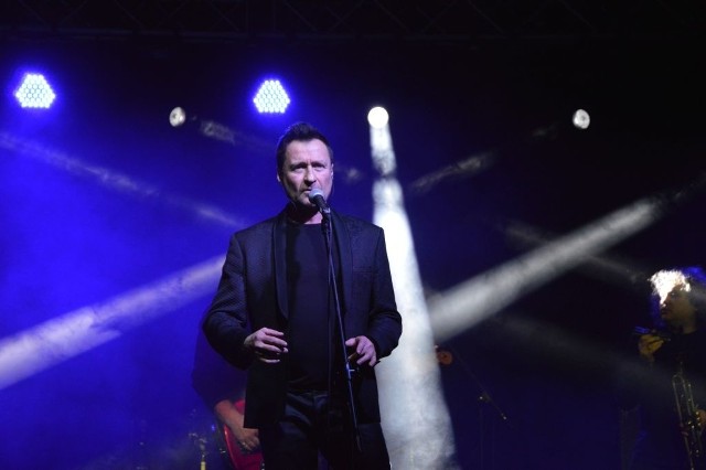 To był wyjątkowy koncert dla hospicjum. Jacek Kawalec z zespołem zaśpiewał dla Towarzystwa Przyjaciół Hospicjum w centrum handlowym Brama Pomorza.    Jacek Kawalec wyznał, że uwielbia Joe Cockera. Po raz pierwszy usłyszał go, gdy miał 12 lat.INFO Z POLSKI - przegląd najciekawszych informacji ostatnich dni w kraju.W programie między innymi o: skandalu podczas MP w Grudziądzu, szalonym rzucie w przerwie meczu we Włocławku i wypadku z udziałem czołgu w Bydgoszczy.