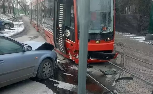 Kolizja tramwaju i samochodu osobowego w Katowicach