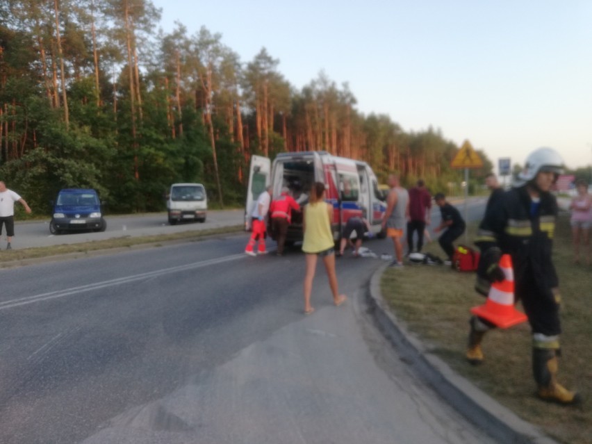 Wypadek przy wyprzedzaniu w Łopusznie. Motocyklista trafił do szpitala