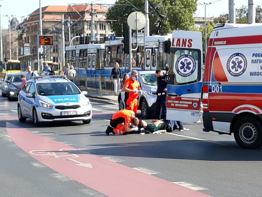 Wypadek na placu Jana Pawła II. Samochód potrącił człowieka