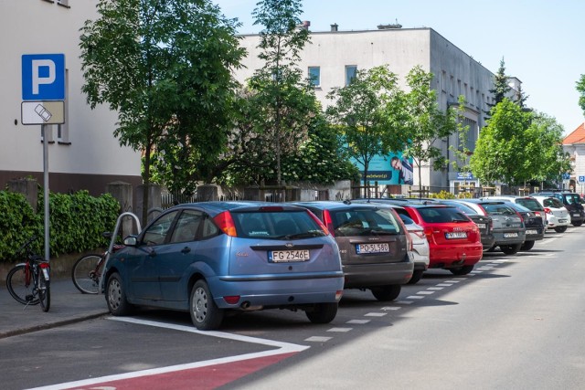 Tak ma wyglądać ulica Sikorskiego w Strefie - samochody na wyznaczonym pasie jezdni, a drzewa i krzewy na ich dawnych miejscach na chodniku.