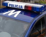 Wypadek niedaleko Łobza. Fiat punto wbił się w drzewo. Jedna osoba jest ranna