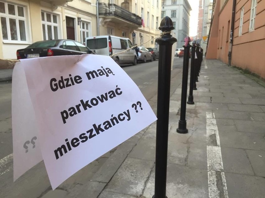 Kraków. Prezerwatywy na słupkach. Mieszkańcy pytają: „Gdzie mamy parkować?"