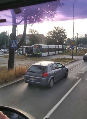 Kolizja autobusu z tramwajem na rondzie Gierosa w Szczecinie
