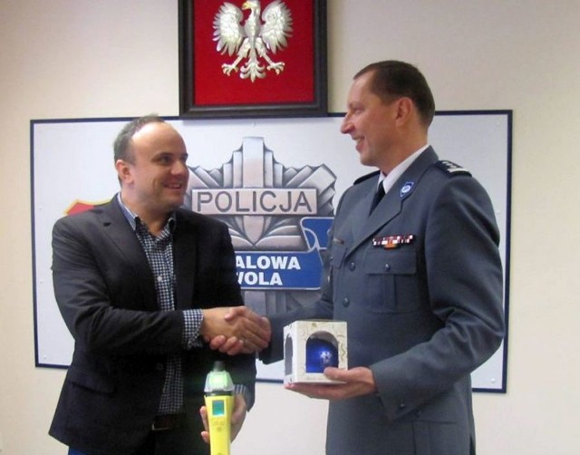 Wójt Paweł Gardy przekazał urządzenia inspektorowi Lucjanowi Maczkowskiemu