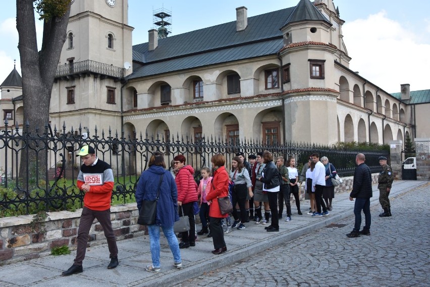 Piękna lekcja patriotyzmu z udziałem kombatantów i młodzieży w Wąchocku. Z kontrowersyjną homilią [ZDJĘCIA]