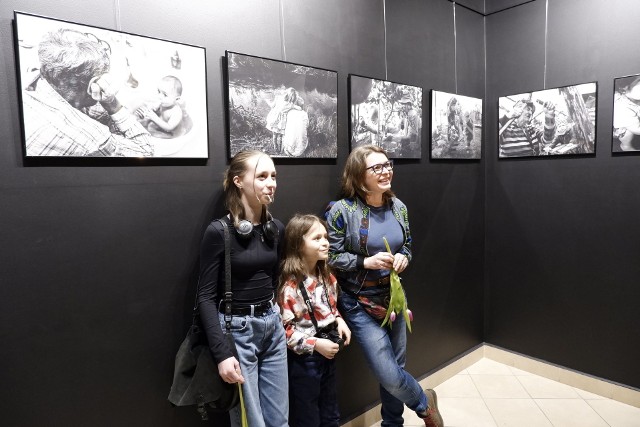 Fotografka - Alina Gabrel-Kamińska i jej dzieci, bohaterowie projektu i wystawy "Idealny dziadek"