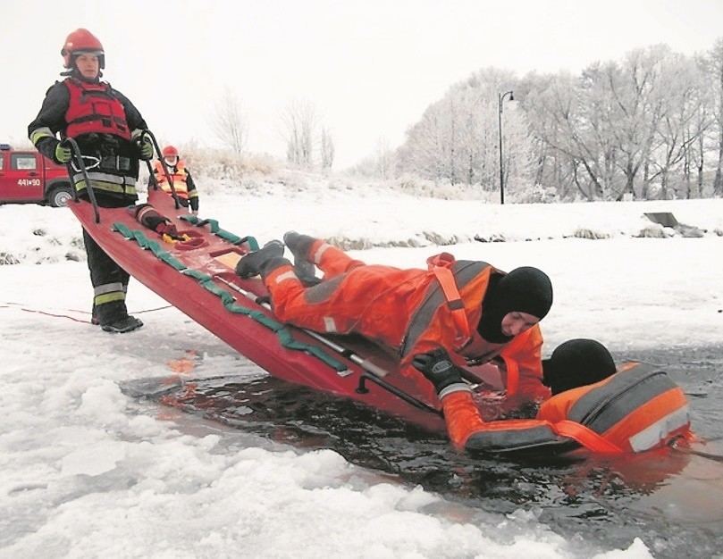 Ćwiczenia opatowskich strażaków na lodzie i w wodzie